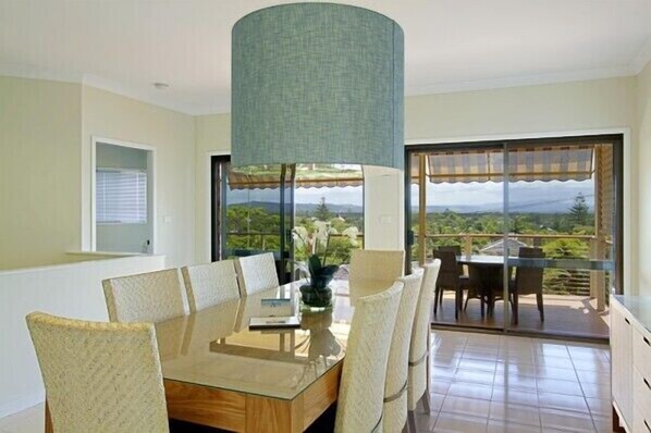 Familiehus, 5 soverom, privat basseng | Spiseområde på rommet