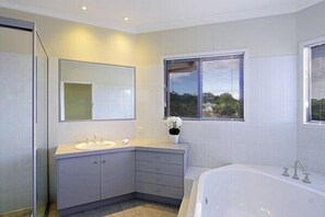 Maison Familiale, 5 chambres, piscine privée | Salle de bain