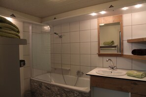 Lejlighed - ikke-ryger - bjergudsigt (1 Adler) | Badeværelse | Gratis toiletartikler, hårtørrer, håndklæder