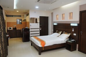 Deluxe Studio Suite, 1 Queen Bed, Accessible, Kitchenette | Premium bedding, minibar, in-room safe, desk - Maple Suites (Bengaluru)