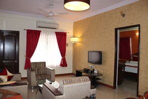 プレミアム スイート クイーンベッド 1 台 キッチン | リビングルーム | 薄型テレビ