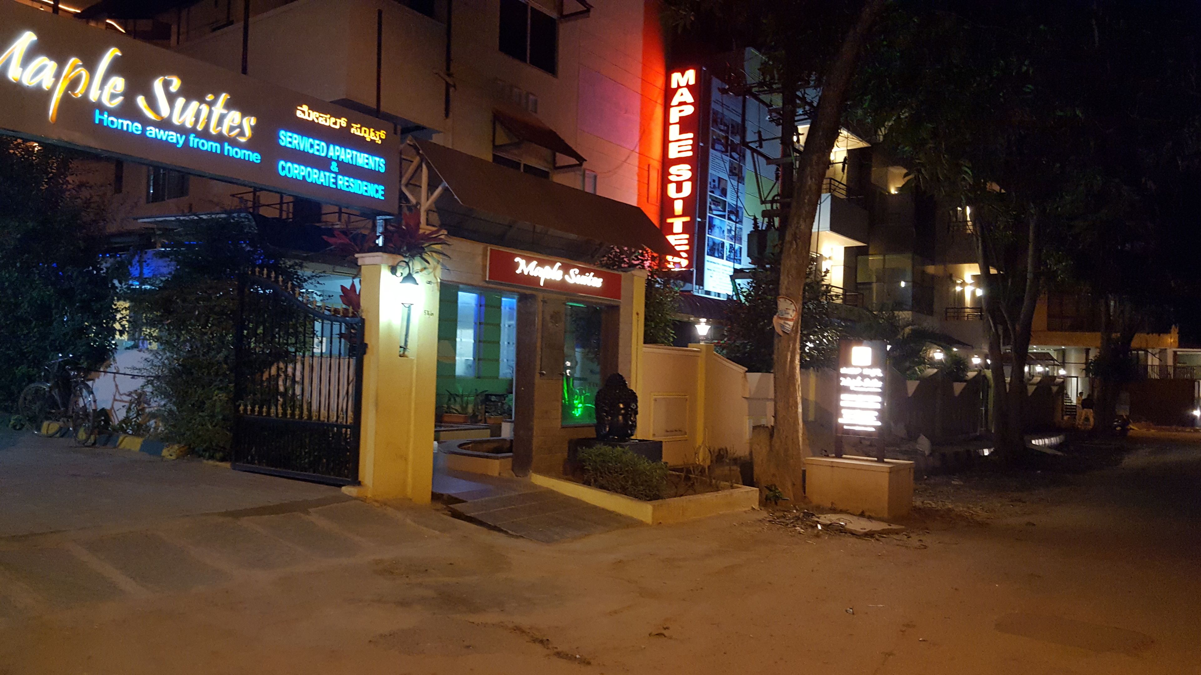 Bagian depan properti - sore/malam