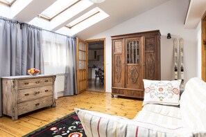 Appartement classique, 1 chambre, cuisine, en mezzanine (Kremerowska Street 10) | Salle de séjour | Téléviseur