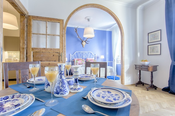 Appartement classique, 1 grand lit et 1 canapé-lit, cuisine (Lobzowska Street 15/16) | Fer et planche à repasser, accès au Wi-Fi (inclus), literie fournie