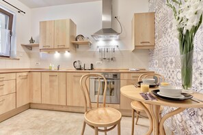 Appartement classique, 1 chambre, cuisine (Lobzowska Street 55/19) | Cuisinette privée | Réfrigérateur, un four, surface de cuisson, lave-vaisselle