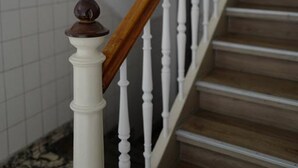 A staircase with white balusters and a wooden handrail. - Hotel Gasthof Stern (Gersthofen)
