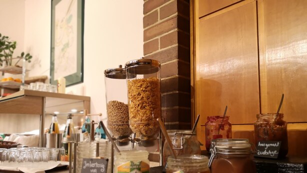A counter with various food items, including jars of honey and cereal. - Hotel Gasthof Stern (Gersthofen)