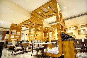 2 restaurants, breakfast, lunch, dinner served; international cuisine - Regenta Central The Crystal (Kanpur)