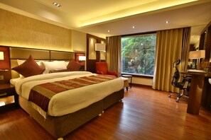 ห้องเอ็กเซกคิวทีฟ, เตียงคิงไซส์ 1 เตียง, ปลอดบุหรี่, วิวเมือง | เครื่องนอนระดับพรีเมียม, ผ้านวมขนเป็ด, เตียง Select Comfort