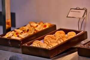 Un bufé de desayuno con diversos pasteles y postres.
