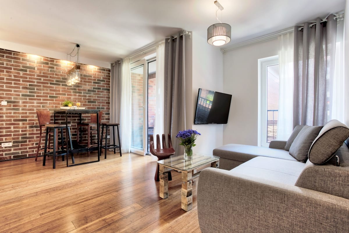 Apartemen Desain, 1 kamar tidur, balkon (13/9 Piwna Street) | Ruang keluarga | TV layar datar
