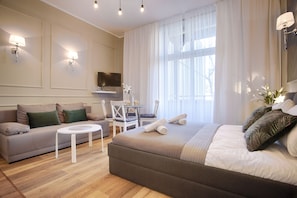 Suite studio exclusive, vue sur la cour intérieure (16 Sarego Street III) | Aire de séjour | Téléviseur à écran plat