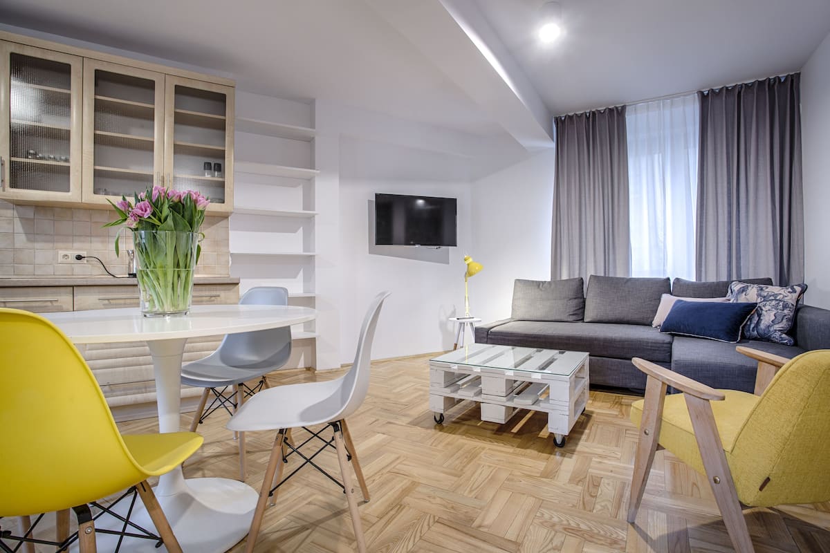 Apartemen Keluarga, 1 kamar tidur, dapur (8 Dwernickiego Street) | Ruang keluarga | TV layar datar