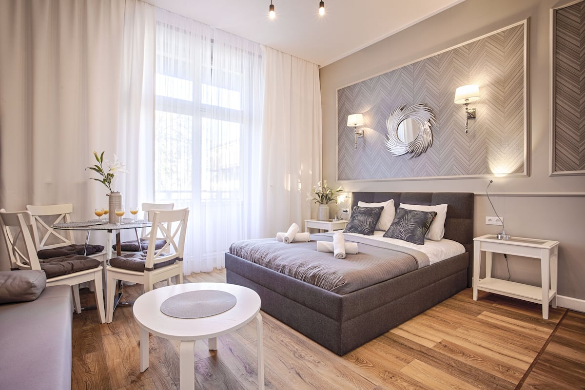 Studio Suite Eksklusif, pemandangan halaman (16 Sarego Street III) | Area keluarga | TV layar datar