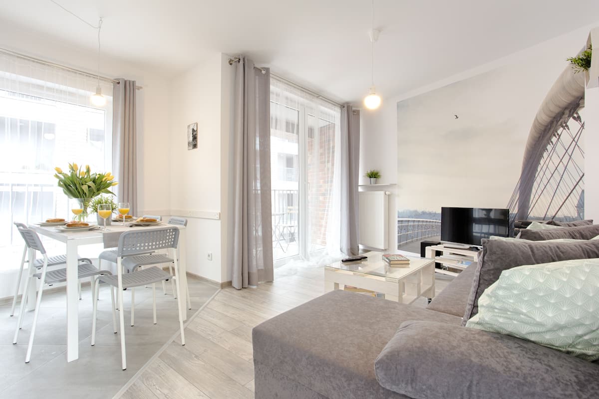 Apartemen Comfort, 2 kamar tidur, balkon (13/15 Piwna Street) | Ruang keluarga | TV layar datar