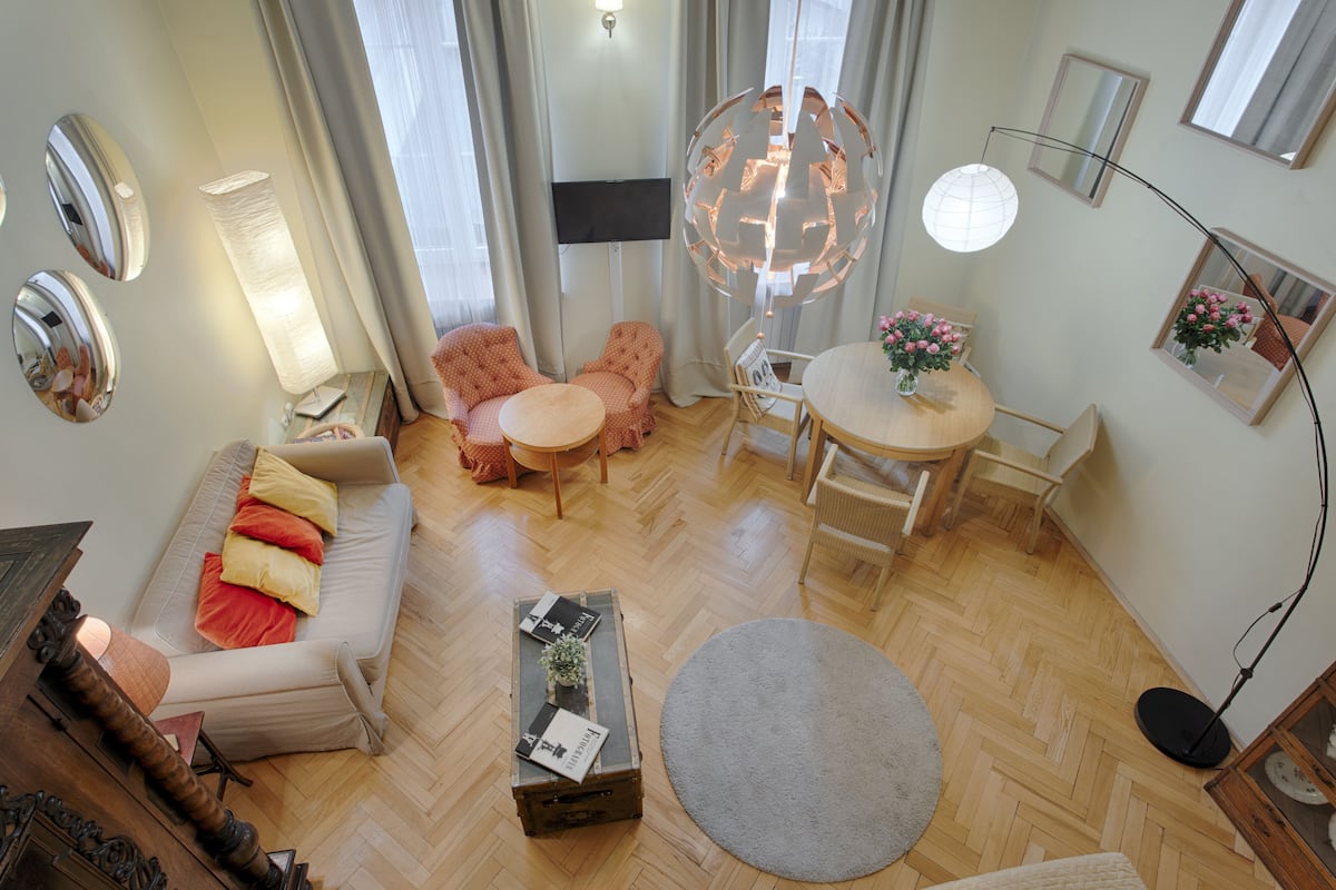Studio Suite Tradisional, dapur kecil (5 Krakowska II Street) | Ruang keluarga | TV layar datar