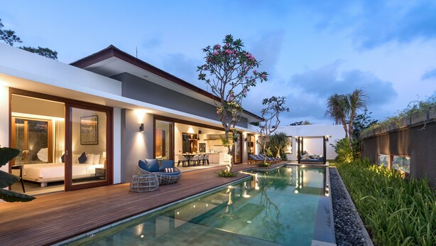 A modern house with a swimming pool, a bedroom with a large window, and a dining area. - Amarin Seminyak (Seminyak)