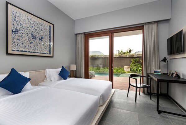 Habitación de hotel con dos camas, un escritorio, un televisor y puerta corrediza de cristal que da a una zona de piscina.