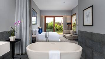 Deep soaking bathtub