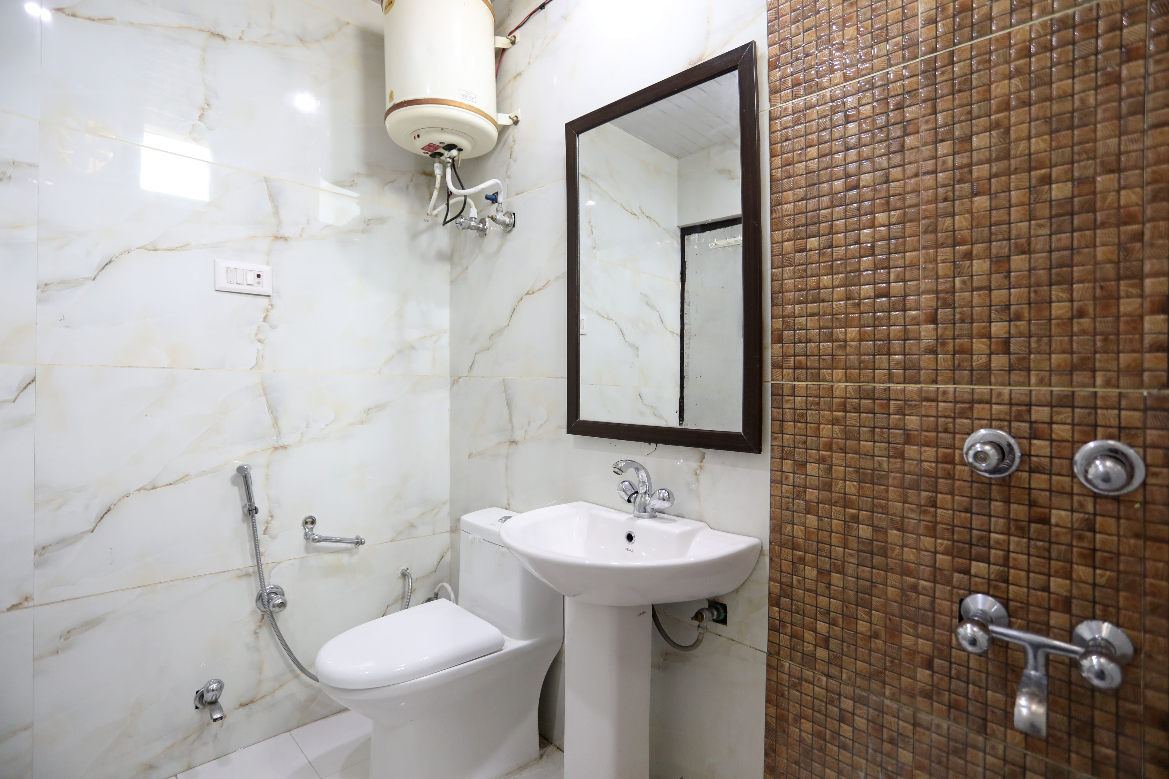 Triple Room | Bathroom | Shower, rainfall showerhead, free toiletries, towels
