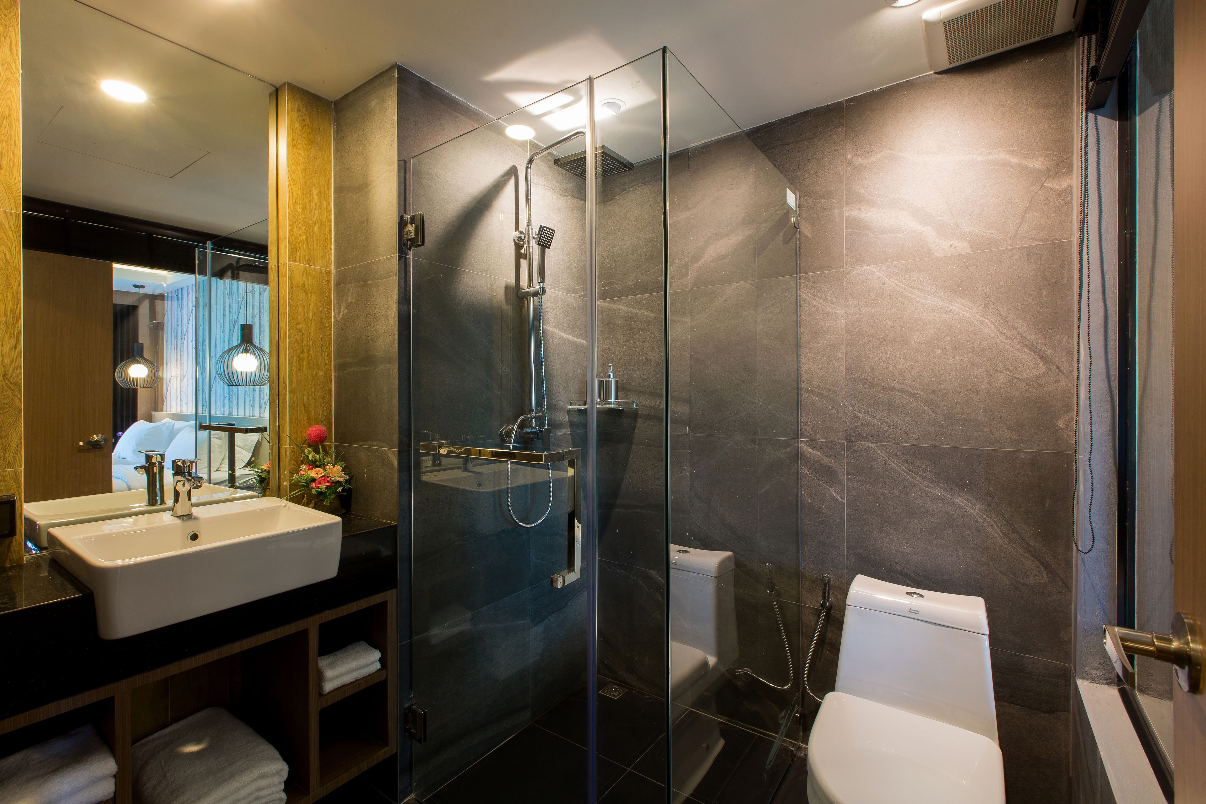 shower, rainfall showerhead, free toiletries, hair dryer