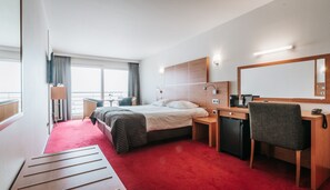 Deluxe tweepersoonskamer, uitzicht op zee | Hypoallergeen beddengoed, donsdekens, een minibar, een kluis op de kamer