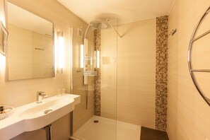 Deluxe Double Room with Balcony and Sea View | Bathroom | Shower, rainfall showerhead, free toiletries, hair dryer - Hotel Riant Séjour by WP Hotels  (Blankenberge)