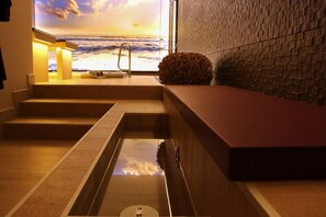 Sauna, tina de hidromasaje, baño de vapor y masajes 