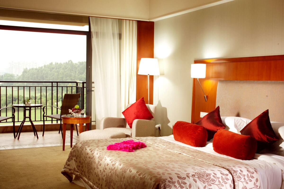 Deluxe Double Room with Golf View | Minibar, in-room safe, desk, blackout curtains