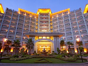 숙박 시설 정면 - 저녁/밤