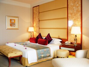 Deluxe suite, uitzicht op golfbaan | Een minibar, een kluis op de kamer, een bureau, verduisterende gordijnen