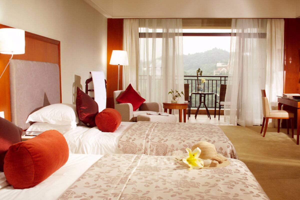Deluxe Twin Room with Golf View | Minibar, in-room safe, desk, blackout curtains