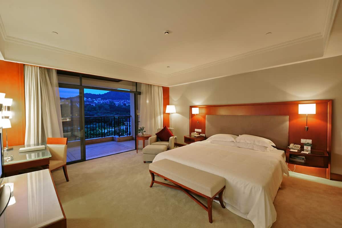 Deluxe Suite with Golf View | Minibar, in-room safe, desk, blackout curtains