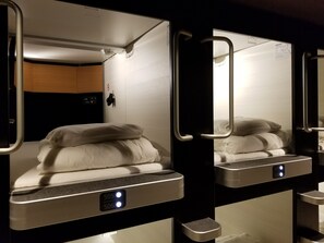 Ropa de cama de alta calidad y caja de seguridad en la habitación