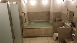 A modern bathroom with a bathtub, a toilet, and a shower area. - Glansit Akihabara Comfort Capsule Hotel (Tokyo)