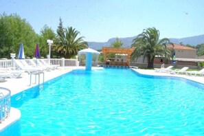Piscine extérieure, parasols de plage, chaises longues