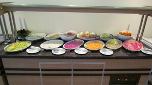A buffet with various dishes and utensils. - Dalyan Palmiye Resort (Ortaca)
