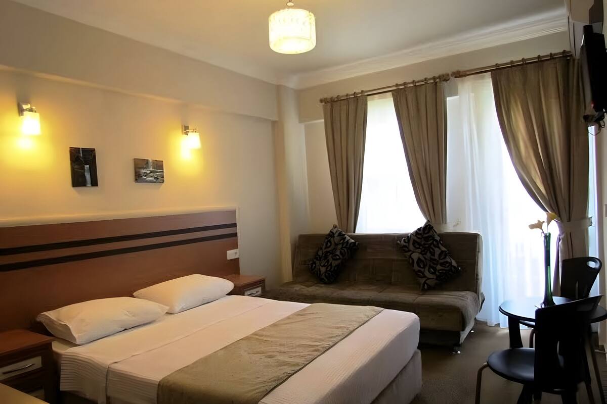 Minibar, safe på rommet, skrivebord og lydisolert