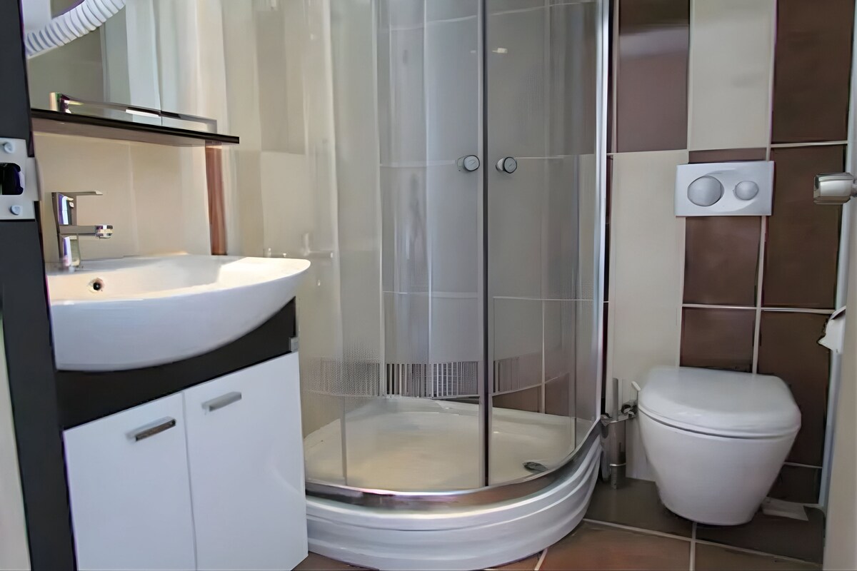 Badezimmer | Dusche, kostenlose Toilettenartikel, Haartrockner, Handtücher