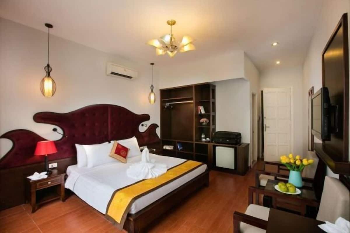 1 kamar tidur, selimut bulu angsa, minibar, dan brankas