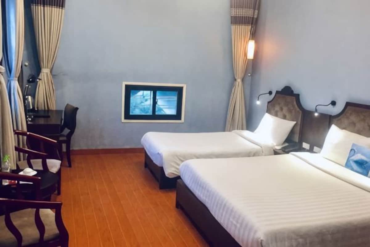 Gebar bulu kapas, bar mini, peti besi dalam bilik, meja 