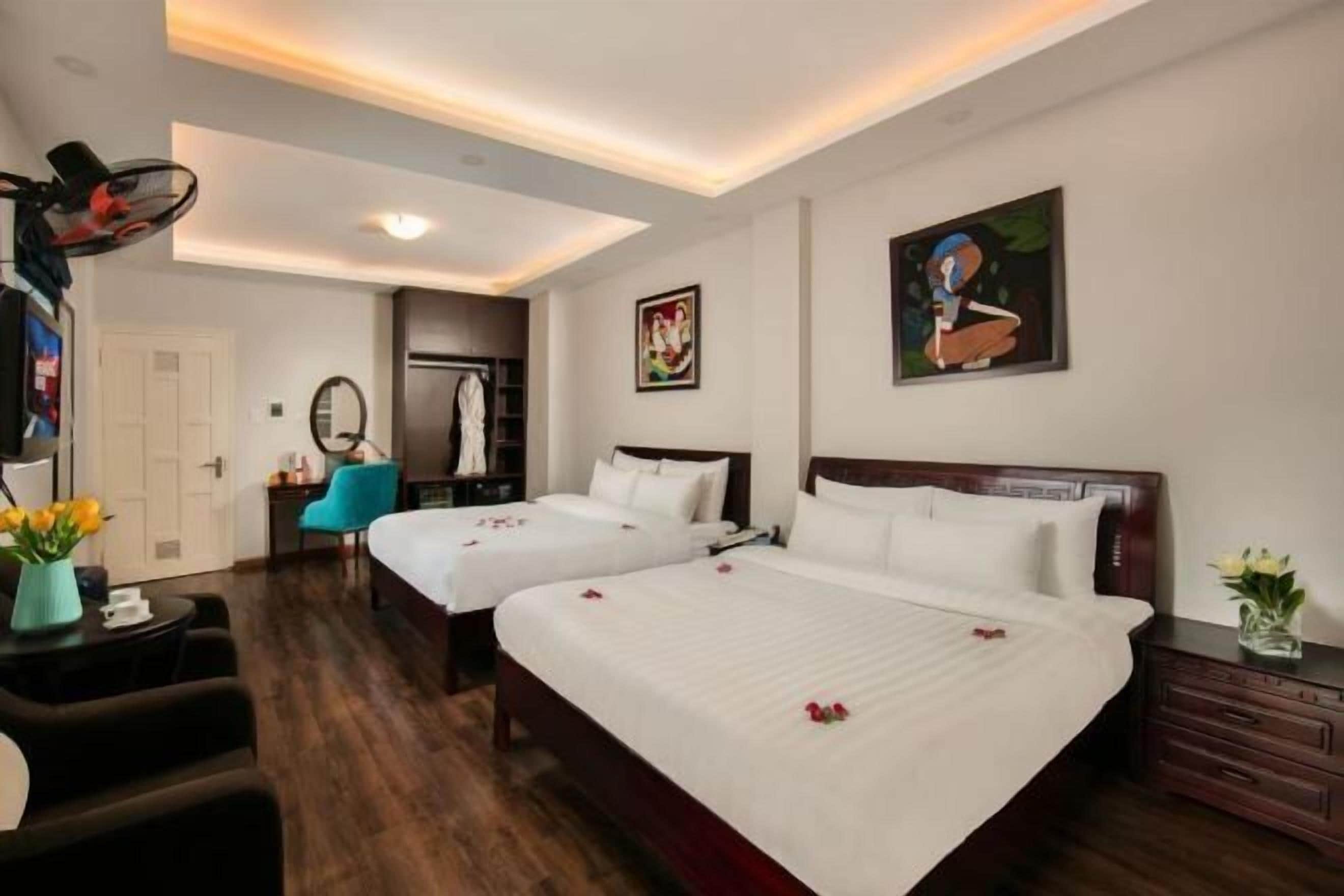 ألحفة محشوة بالريش وميني بار وخزنة داخل الغرفة وبديكورات فريدة لكل غرفة