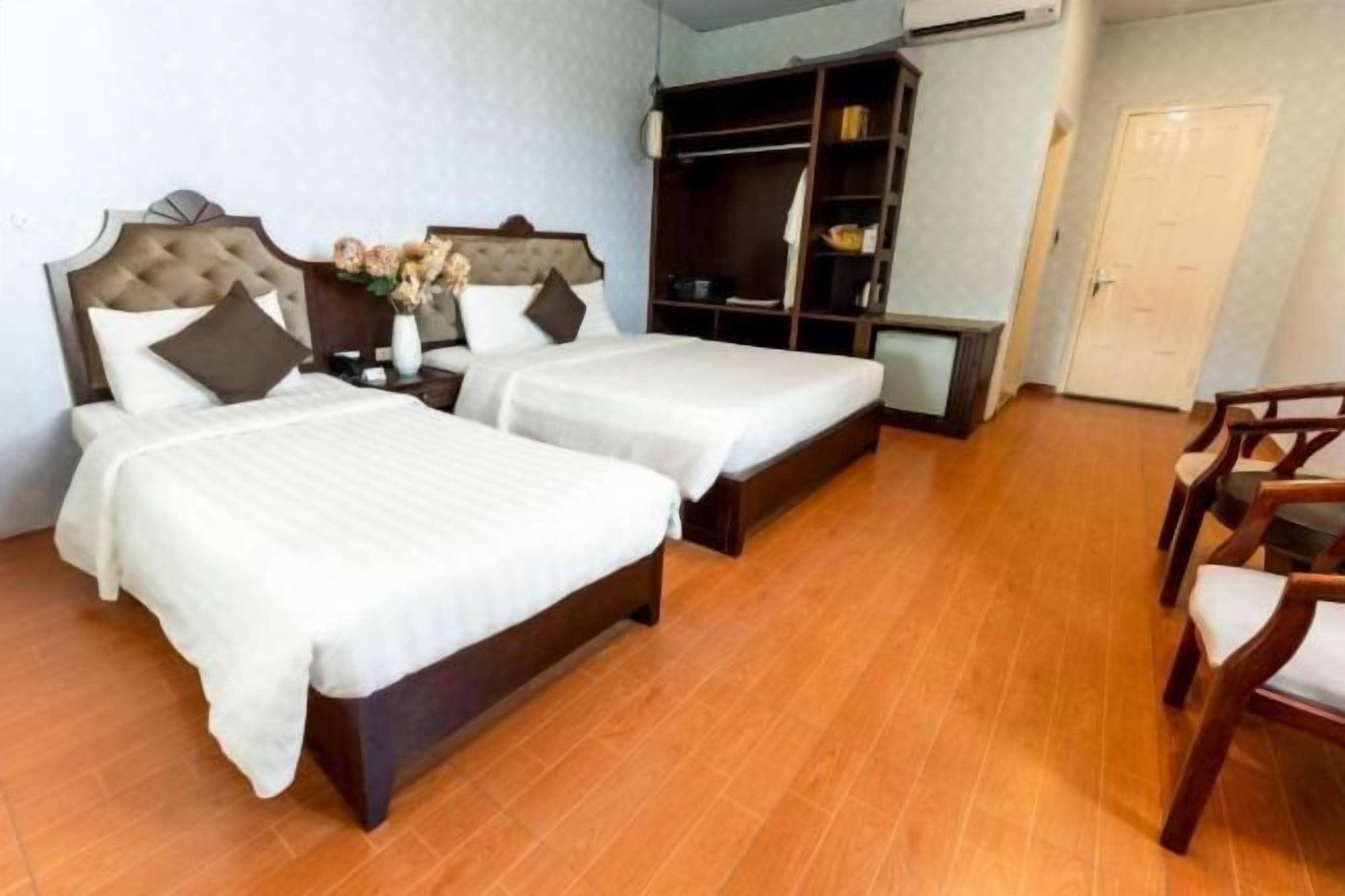 ألحفة محشوة بالريش وميني بار وخزنة داخل الغرفة وبديكورات فريدة لكل غرفة