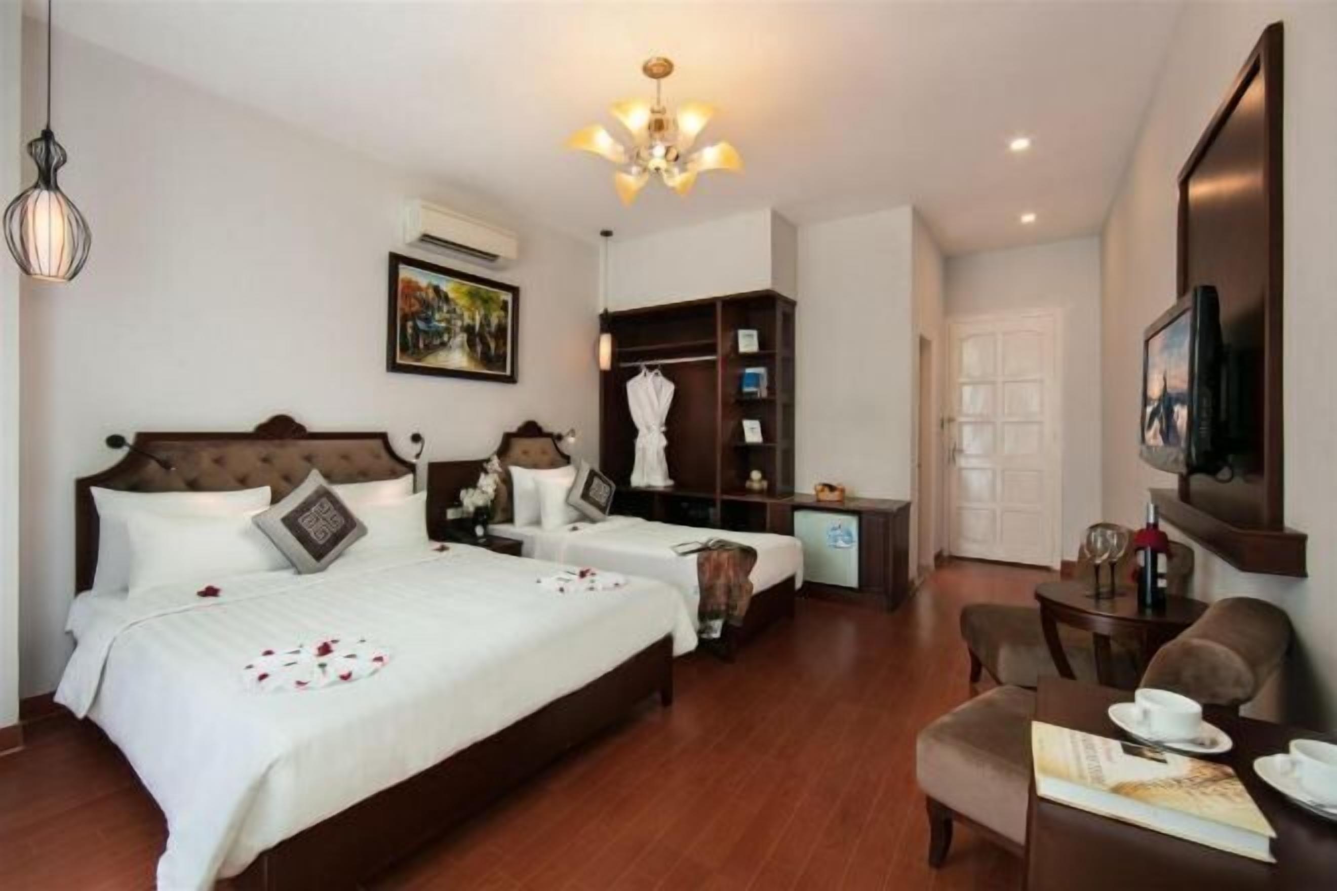 ألحفة محشوة بالريش وميني بار وخزنة داخل الغرفة وبديكورات فريدة لكل غرفة