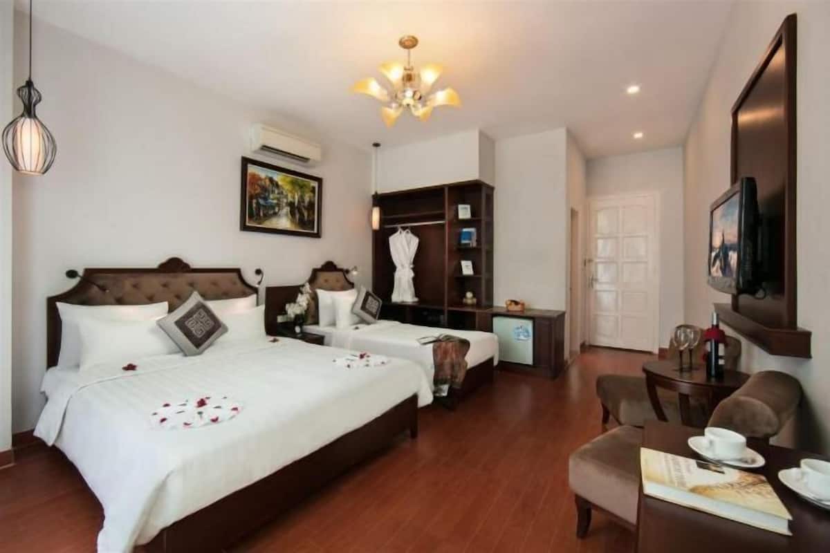 1 kamar tidur, selimut bulu angsa, minibar, dan brankas