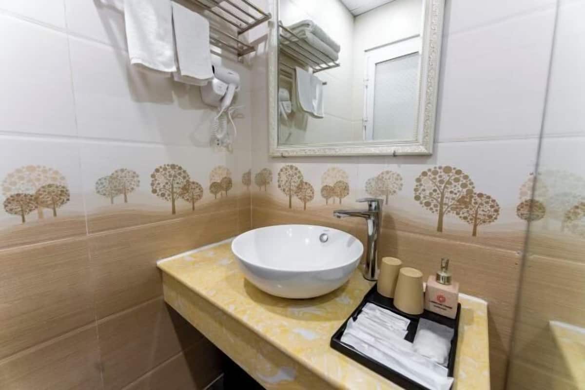 Kamar mandi | Shower, perlengkapan mandi gratis, pengering rambut, dan jubah mandi