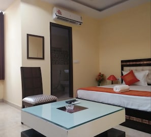 1 bedroom, in-room safe, desk, iron/ironing board