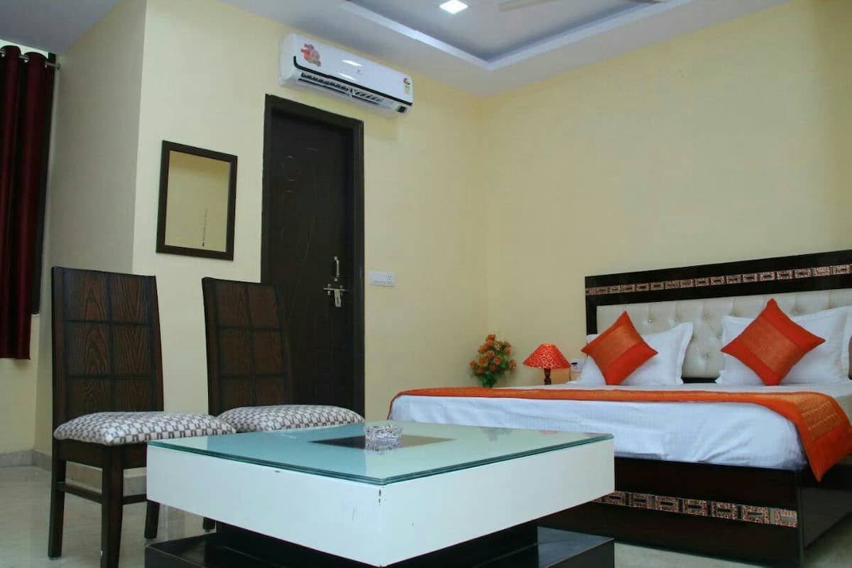 Executive Double Room, 1 King Bed, Smoking | 1 bedroom, in-room safe, desk, iron/ironing board
