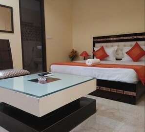 1 bedroom, in-room safe, desk, iron/ironing board - Hotel Ashoka Palace (New Delhi)