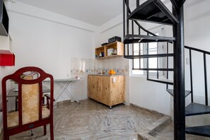 Réfrigérateur, micro-ondes, plaque de cuisson, cafetière/bouilloire